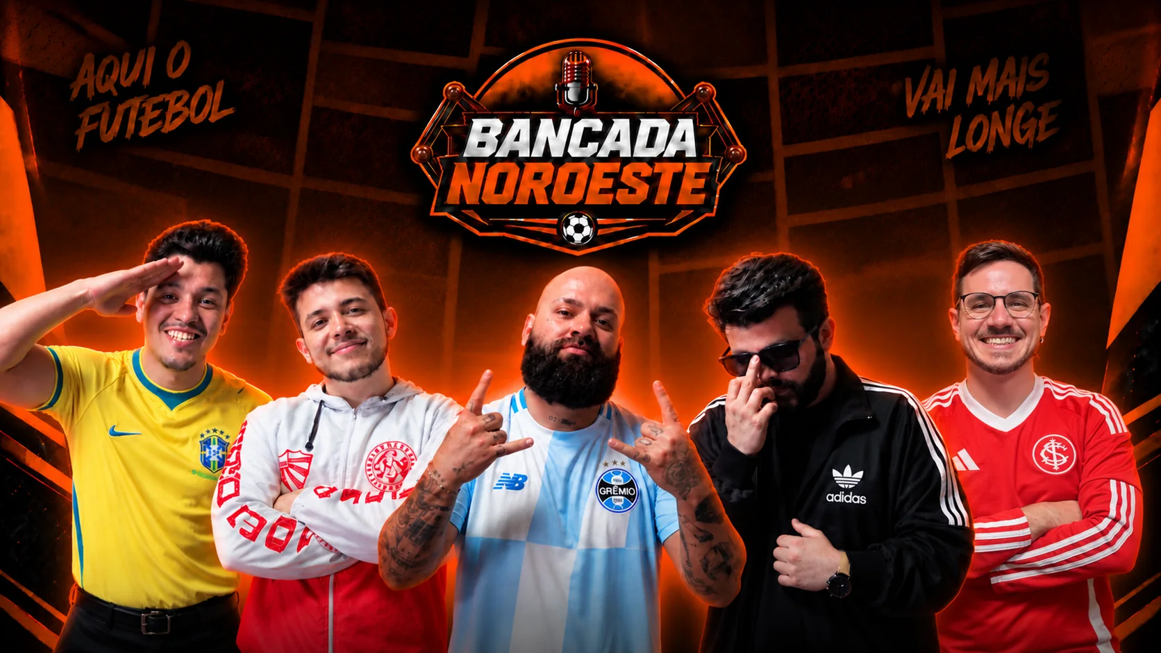 Os cinco integrantes da Bancada Noroeste no estúdio, com camisas da Seleção, São Luiz, Grêmio, Inter e jaqueta preta